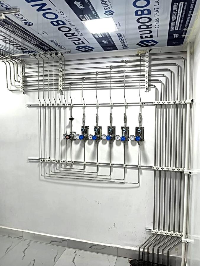 Laboratory gas lines and regulator manifold