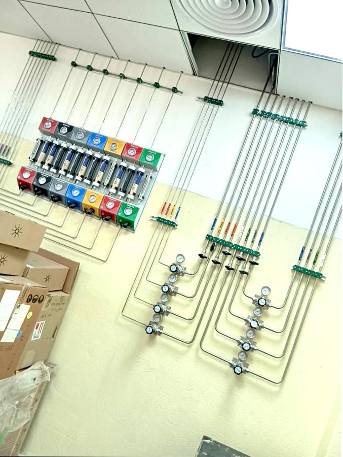 Colour-coded laboratory gas panels